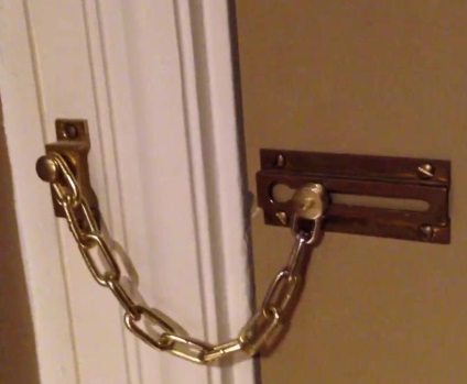 Cum să instalați corect un lanț pe ușă