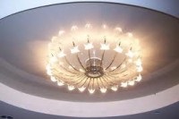 Cum de a alege candelabru potrivit pentru o sală cu un tavan întins
