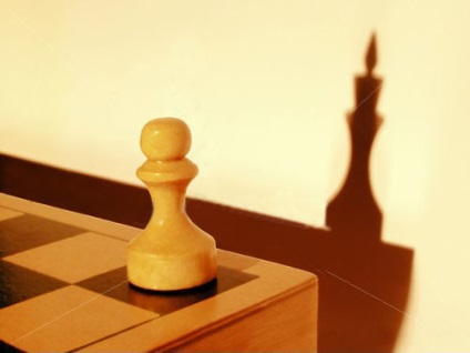Milyen sakkszámok, amelyek elérik az ellenség mezőjét, királynévá válhatnak