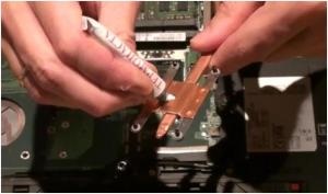 Cum de a dezasambla un laptop de viață fujitsu ah512 îl curățăm de praf și îl schimbăm în pastă termică