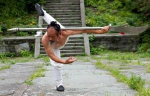 Cum să dezvolți un model de întindere în timp ce învață chinezul kung fuaster shaolin, maestrul Shaolin
