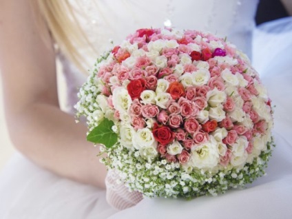 Hogyan lehet pénzt megtakarítani az esküvői csokrokon, a virágküldő üzletben