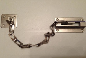 Cum să instalați un lanț pe o ușă metalică