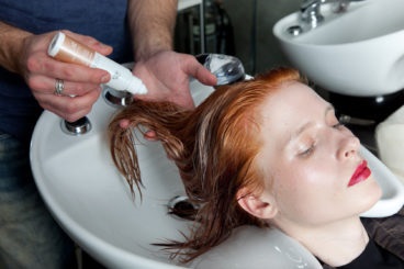 Cum să aveți grijă de părul colorat în salon și acasă