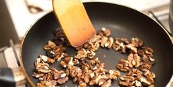 Cum să prăjiți nucile și cedrul în cuptor și în tigaie