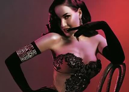 A burlesque dita von tiz tizenkét napi kultúra királynője