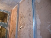 Montarea și instalarea farurilor cu mâinile pentru nivelarea pereților cu tencuială