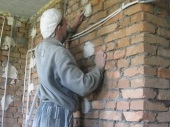 Montarea și instalarea farurilor cu mâinile pentru nivelarea pereților cu tencuială