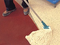 Marmoleum de curățare și aplicarea de acoperire de protecție
