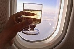 Lehetséges, hogy alkoholt inni a repülőgépben és milyen mennyiségben