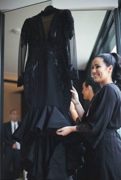 Contrar tradiției, mireasa a ajuns la nuntă într-o rochie neagră - știri în fotografii