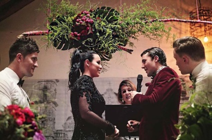 A hagyománytól eltérően a menyasszony fekete ruhában érkezett az esküvőre - hír a fotókban