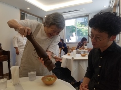 Restaurant neobișnuit unde chelnerii lucrează cu demență și boala Alzheimer