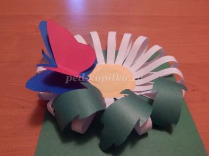 Aplicație volumetrică de vară pentru copii de 6-7 ani, cu mâinile lor realizate din hârtie colorată cu șabloane