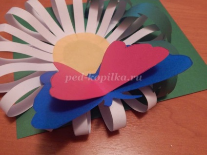 Aplicație volumetrică de vară pentru copii de 6-7 ani, cu mâinile lor realizate din hârtie colorată cu șabloane