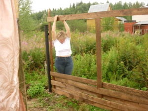 A fonott kerítés, amelyet deszkákból készítenek maguknak, hogyan készítsék el az osztrák fonott munkát