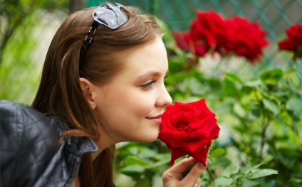 De ce femeile iubesc trandafirii rosii