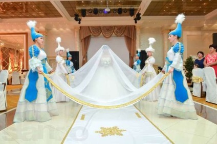 Pregătirea pentru nuntă în vama kazahă, rochii de mireasă în Karaganda