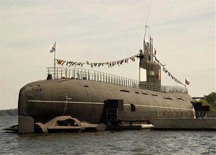 Explorarea muzeului submarin pe submarin în tushino