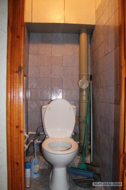 Prezentarea detaliată a unei fotografii de reparare a unei toalete mici cu un ventilator de către propriile mâini