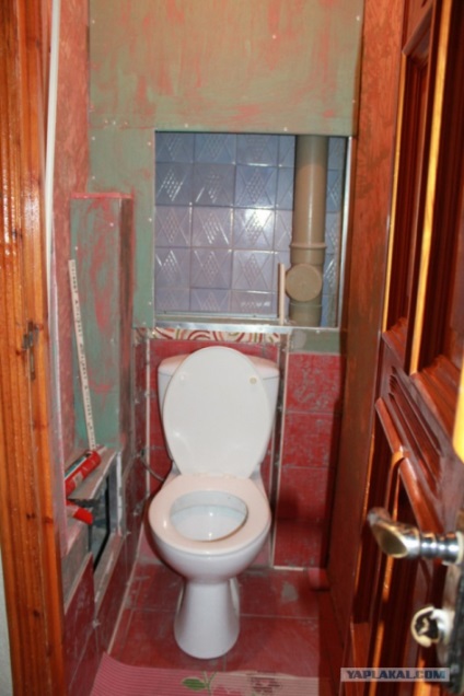 Prezentarea detaliată a unei fotografii de reparare a unei toalete mici cu un ventilator de către propriile mâini