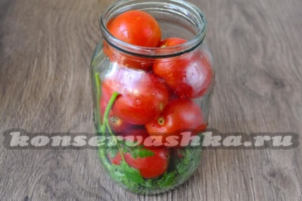 Tomate cu vârfuri de morcov pentru iarnă, rețetă pentru borcan de 1 litru