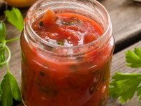 Tomate în suc de coacaze, semifabricate (gospodărie)