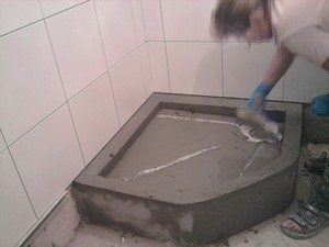 Lépésenkénti utasítás a zuhanytálca létrehozásához saját kezével