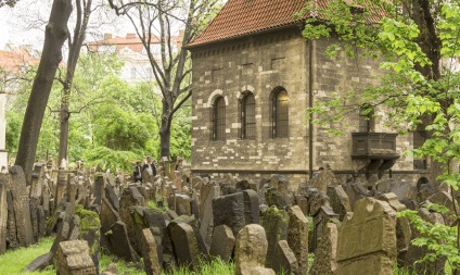 Farmecul și farmecul vechilor cimitire