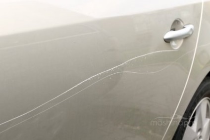 Repararea simplă a zgârieturilor de pe acoperișul mașinii oferă funcții și soluții de bază