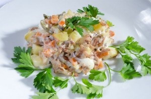 Különféle finom receptek a csirkés saláták főzéséhez