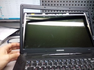 Reparați laptopul Samsung samsung np-r519 - restaurarea matricei de iluminare din spate care înlocuiește lampa ccfl; curățenie
