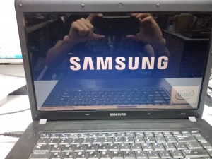 Reparați laptopul Samsung samsung np-r519 - restaurarea matricei de iluminare din spate care înlocuiește lampa ccfl; curățenie