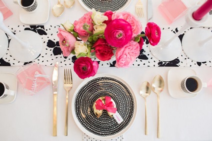 Roz, alb și negru la nuntă