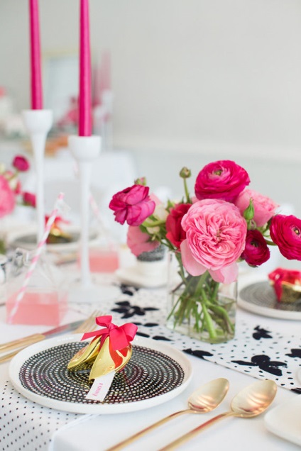 Roz, alb și negru la nuntă