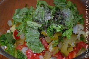 Salată de legume proaspete și castraveți murate