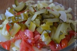 Salată de legume proaspete și castraveți murate