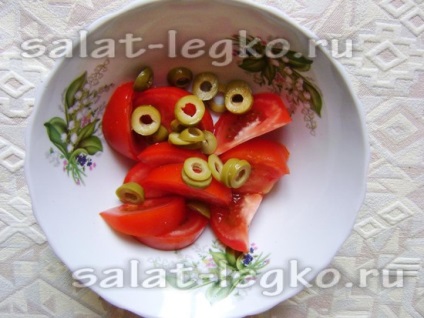 Salata cu creveți, roșii, brânză și măsline