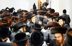 Cele mai cunoscute obiceiuri și tradiții evreiești ale evreilor sunt nunți, sărbători și înmormântări