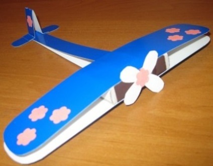 Avioane din hârtie și carton cu mâinile lor
