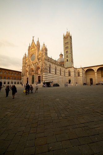 Siena mint Toszkána szimbóluma, egy hegy egy turistacsatornán