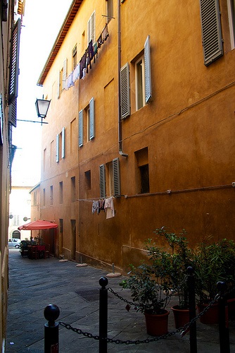 Siena mint Toszkána szimbóluma, egy hegy egy turistacsatornán