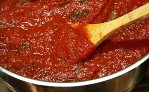 Sos de roșii pentru rețete de iarnă pentru spaghete de usturoi