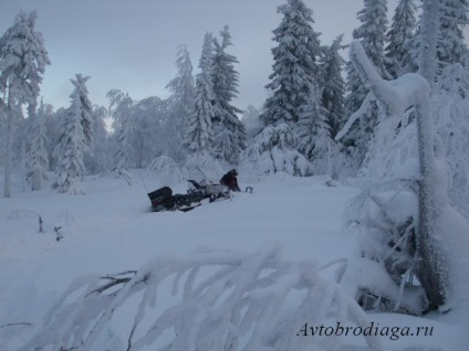 Piatra de om vechi, munți veseli (traseu de snowmobile), caravană