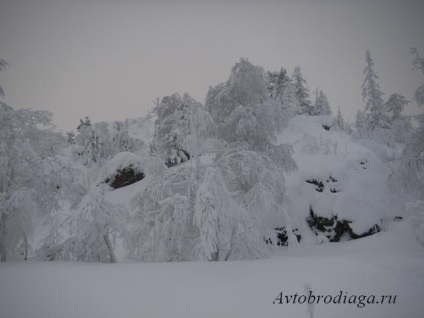 Piatra de om vechi, munți veseli (traseu de snowmobile), caravană