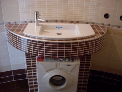 Mașina de spălat într-o baie mică