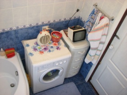 Mașina de spălat într-o baie mică