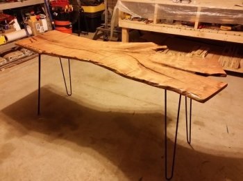 O masă făcută din lemn cu mâinile proprii