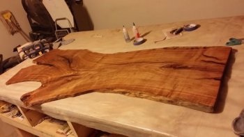 Egy asztal saját kezű fából