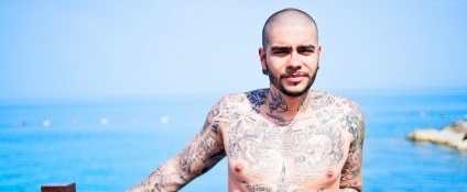 Timati este un rapper la modă cu tatuaje, fotografii de bărbați și băieți